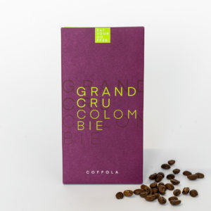 Tablette de Coffola Pure café - Colombie - avec grains devant tablette